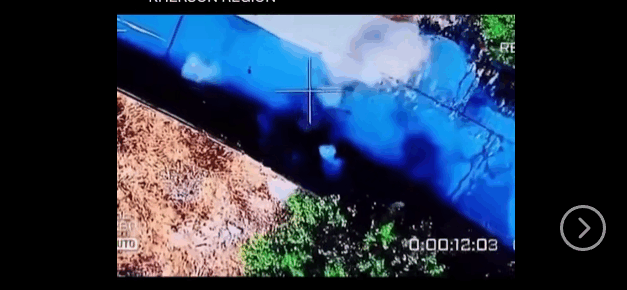 (Видео) Руски сили фрлаат граната од дрон врз маж со куче во Херсон