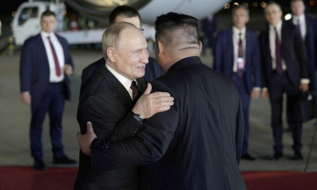 Путин и Ким со заеднички фронт: Северна Кореја испратила 10.000 војници и оружје за Русија