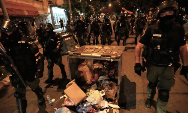 Хаос во Нови Сад: Полиција интервенирала со шок бомби и палки на кампусот