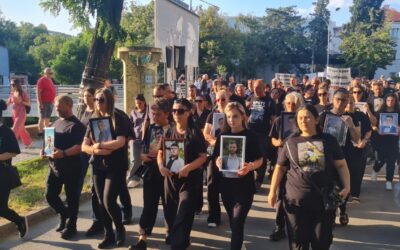 По 21 пат на улиците: „Марш за ангелите“ во Кочани бара правда за жртвите од „Пулс“
