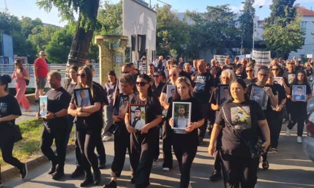 По 21 пат на улиците: „Марш за ангелите“ во Кочани бара правда за жртвите од „Пулс“