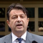 Јани Макрадули удри со листа на апсурди за власта: „Од дивоградби до розова боја“